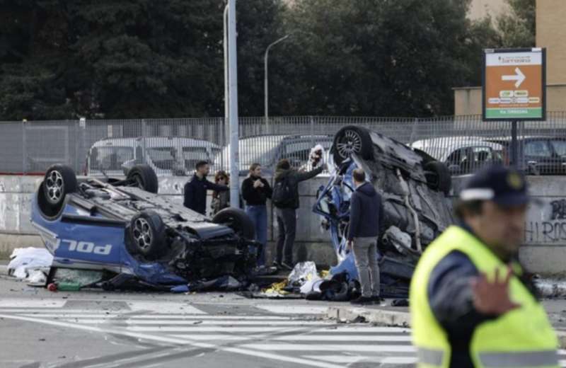 scontro tra due auto della polizia a roma monte mario 5