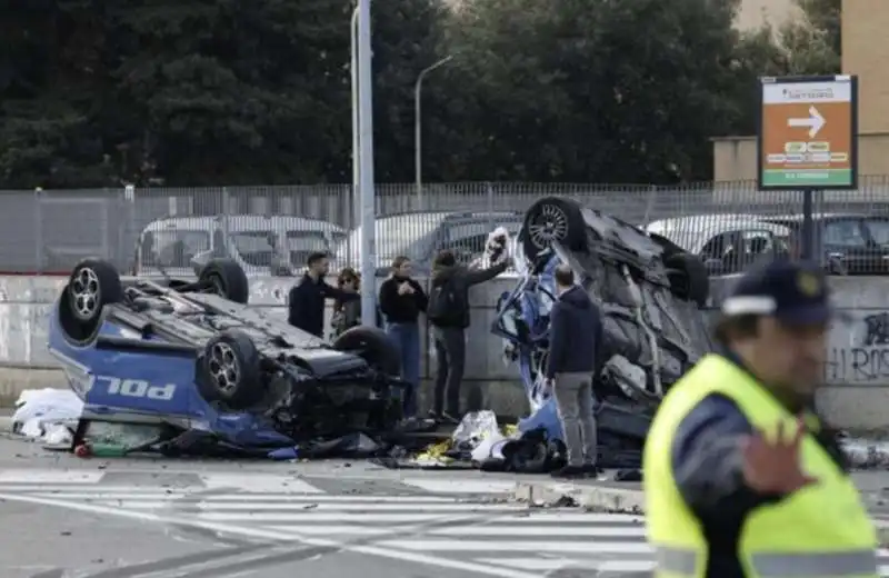 scontro tra due auto della polizia a roma monte mario   5