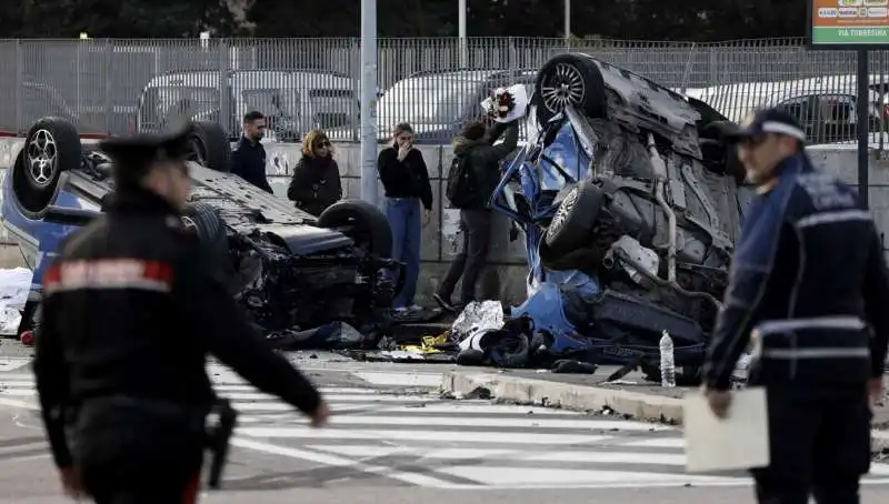 scontro tra due auto della polizia a roma monte mario   7