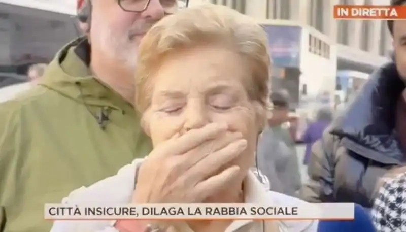 signora perde la dentiera in diretta a mattino 4   6