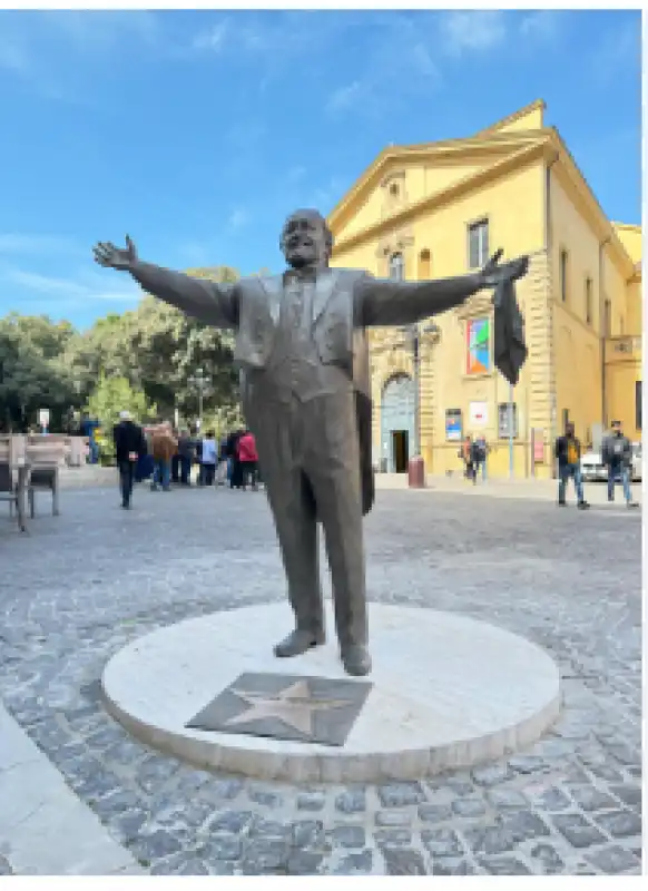 statua pavarotti pesaro