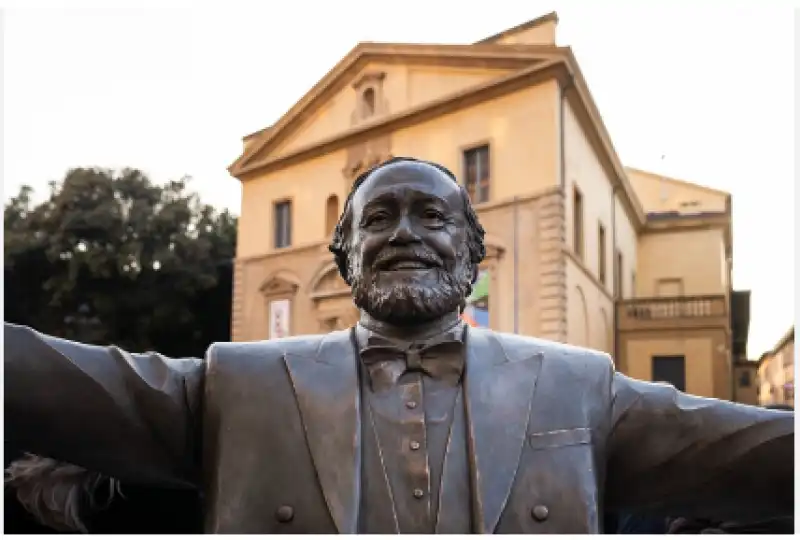 statua pavarotti pesaro