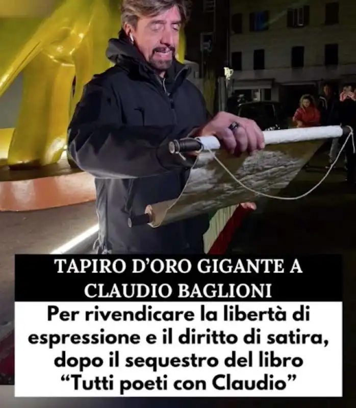 striscia la notizia consegna un tapiro gigante a claudio baglioni 1