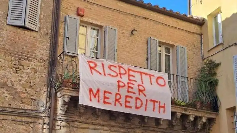 STRISCIONI A PERUGIA CONTRO LA SERIE SULL'OMICIDIO DI MEREDITH KERCHER