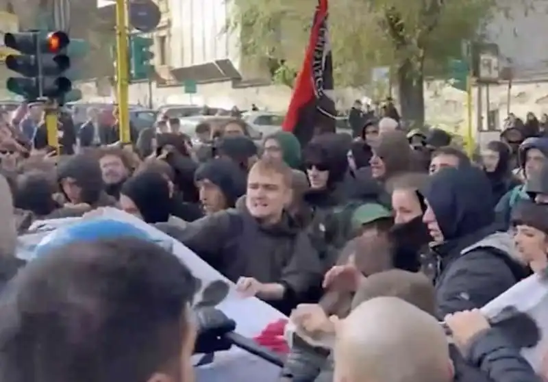 tensione tra polizia e studenti a roma   12