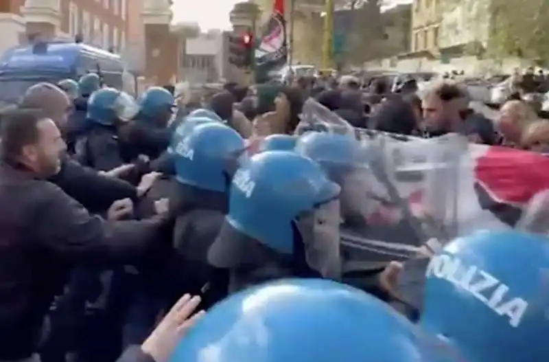 tensione tra polizia e studenti a roma   5