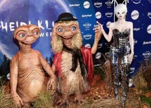 tom kaulitz e heidi klum vestiti da et con leni klum aliena halloween 2024