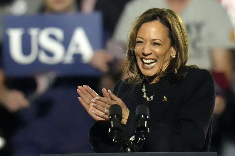 ultimo comizio di kamala harris prima delle elezioni philadelphia foto lapresse2