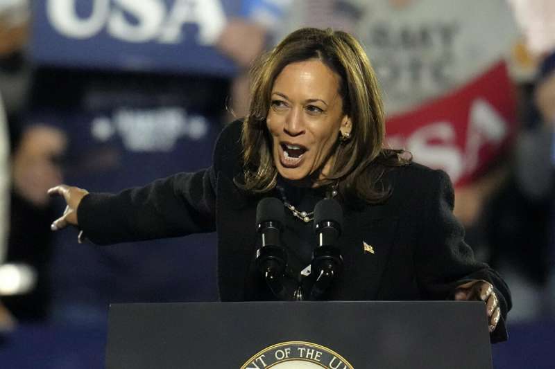 ultimo comizio di kamala harris prima delle elezioni philadelphia foto lapresse3