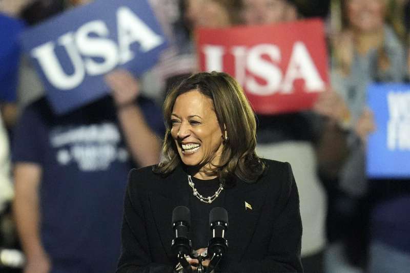 ultimo comizio di kamala harris prima delle elezioni philadelphia foto lapresse4