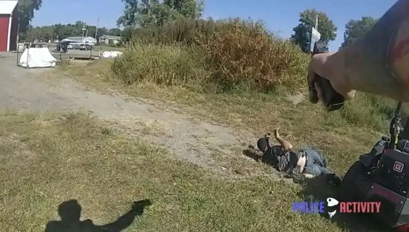 uomo tenta la fuga dalla polizia su un tagliaerba   3