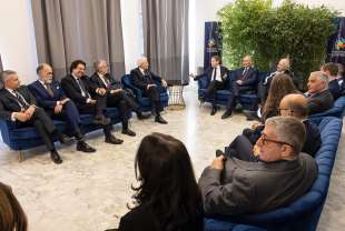 SERGIO MATTARELLA CON ANDREA CECCHERINI - Azzurra CALTAGIRONE - Mirja CARTIA D'ASERO - Mauro CRIPPA - Antonio FUNICIELLO - Marco GILLI presidente - Pietro LABRIOLA - Stefano LUCCHINI INTESA SANPAOLO