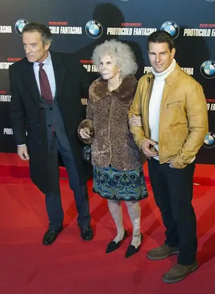 u s actor tom cruise r poses with duquesa de alba and her husband alfo 