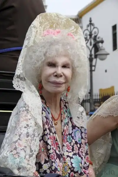 la duquesa de alba con mantilla blanca de encaje 