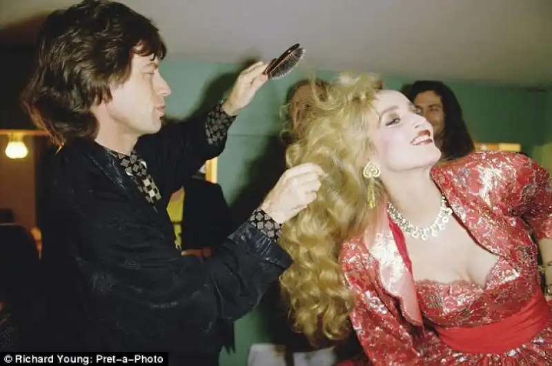 Mick Jagger pettina Jerry Hall 