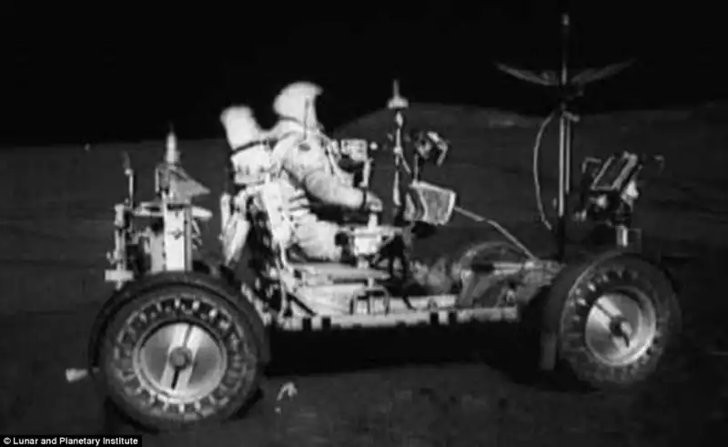 Corsa sul Lunar Rover per gli astronauti dellApollo quindici 