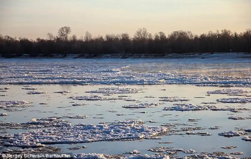 Acqua e non lastre di ghiaccio 