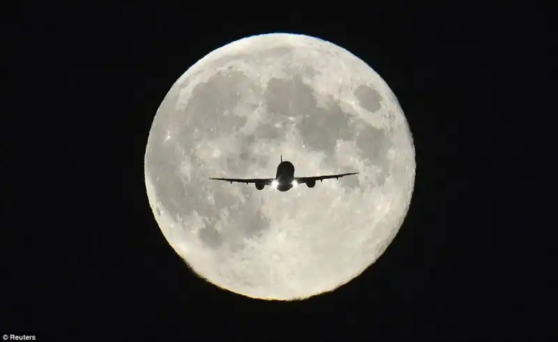 UN AEREO CON UNA LUNA SULLO SFONDO ALLAEROPORTO LONDINESE DI HEATHROW 