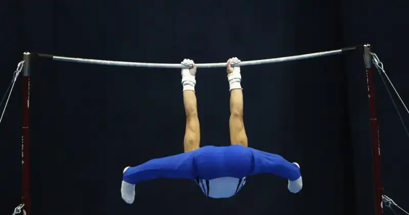 alexander shatilov of israel competes in the horizontal bar at the european championships in moscow 