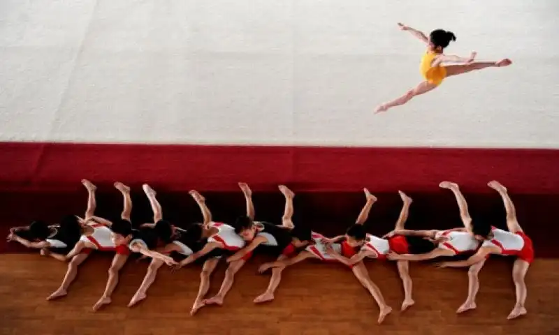 UN ALLENAMENTO DI GIOVANI GINNASTE CINESI 