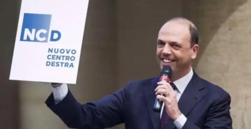 Angelino Alfano con in mano il simbolo del Nuovo centrodestra x 