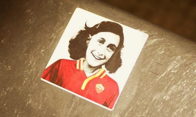 ANNA FRANK CON MAGLIETTA DELLA ROMA