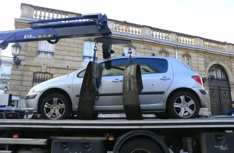 l'auto di  Attilio Maggiulli che ha lanciato contro l'Eliseo