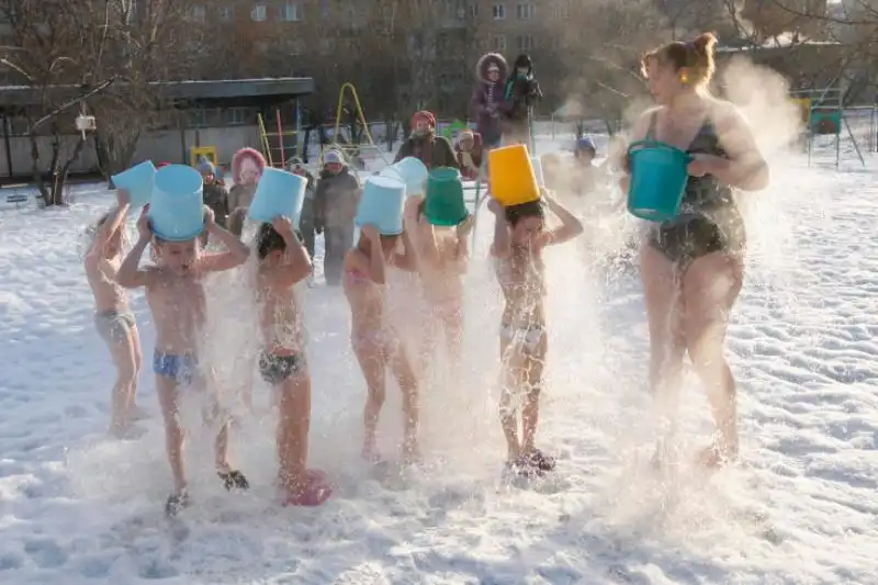 BAMBINI CHE SI BUTTANO ADDOSSO DELLACQUA FREDDA IN SIBERIA 