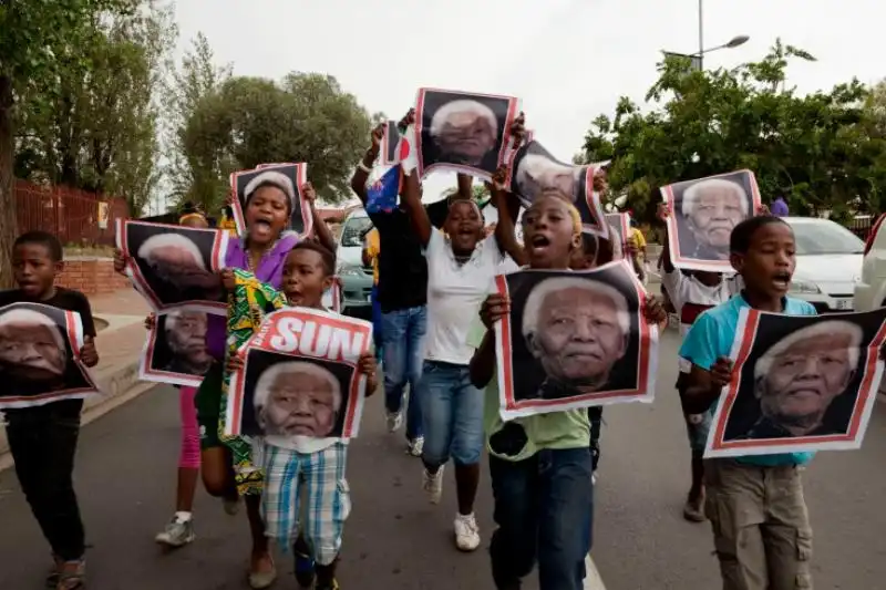 BAMBINI CON LE IMMAGINI DI MANDELA A SOWETO 