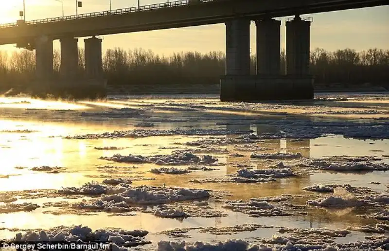 Barnaul si sciglie al sole 