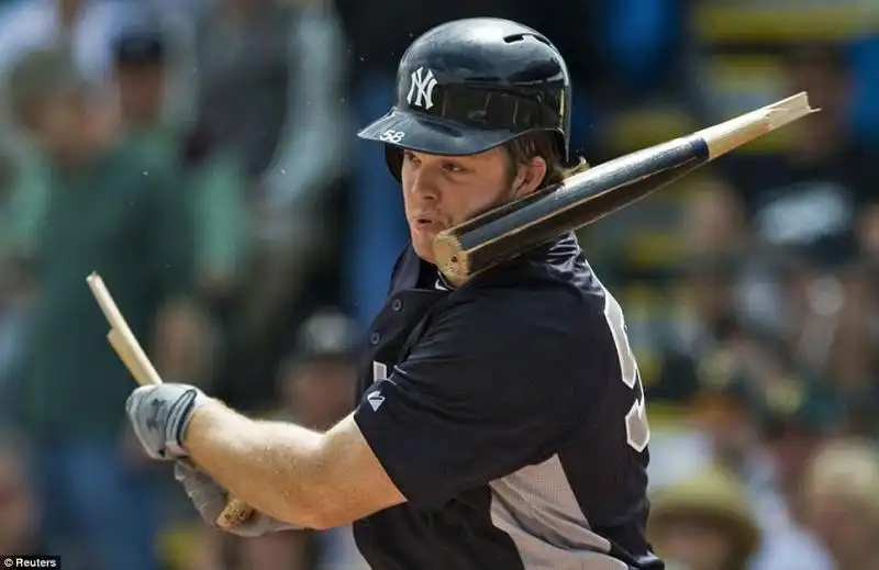 UN BATTITORE ROMPE LA SUA MAZZA DURANTE UN INCONTRO DI BASEBALL 