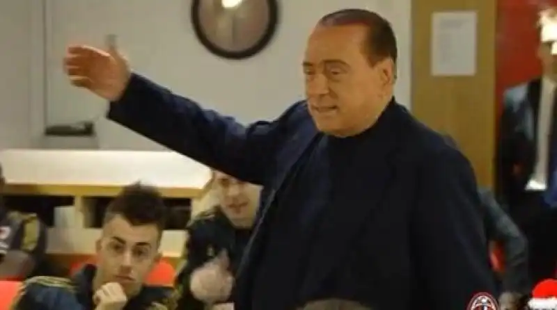 BERLUSCONI A COLLOQUIO CON LA SQUADRA A MILANELLO 