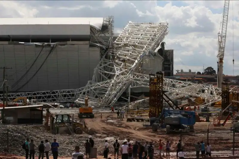 LA GRU CADUTA CHE HA UCCISO DUE PERSONE NEI PRESSI DELLO STADIO DEI MONDIALI IN BRASILE 