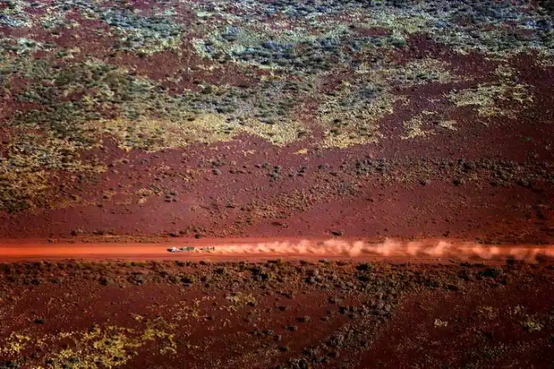 UN CAMION LUNGO UNA STRADA POLVEROSA NELLAUSTRALIA OCCIDENTALE 