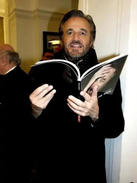 CHRISTIAN DE SICA CON IL LIBRO DI ADRIANO PINTALDI FOTO ANDREA ARRIGA 