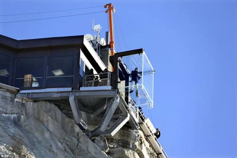 Dalla terrazza trasparente si vedono le cime di Italia Francia e Svizzera 