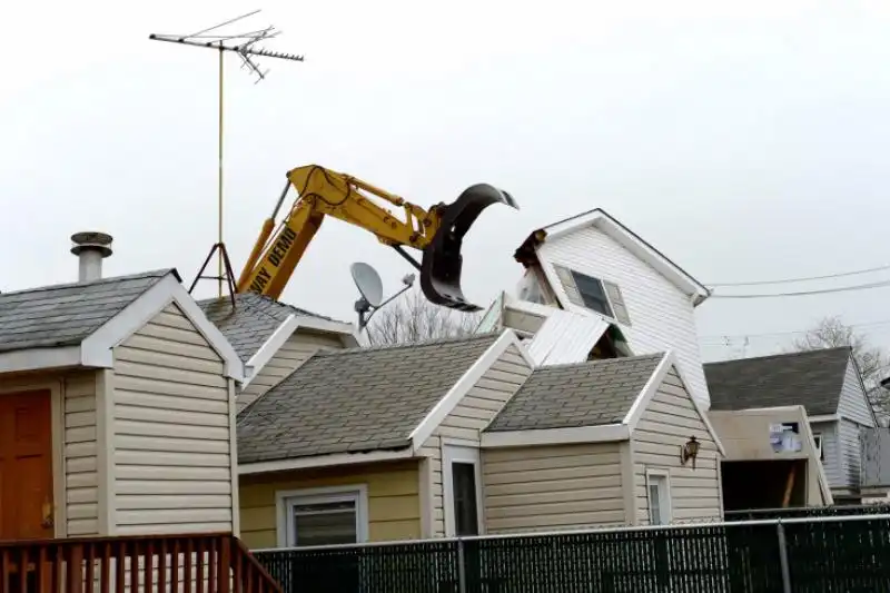 La demolizione delle case a New York dopo lUragano Sandy 