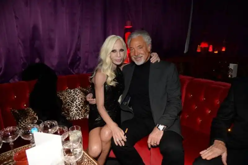 DONATELLA VERSACE TOM JONES 