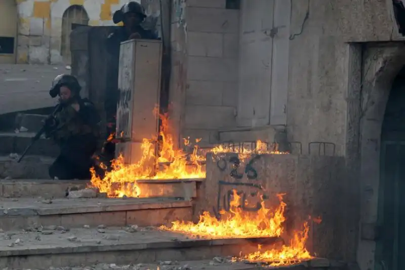 UNA DONNA SOLDATO ISRAELIANA COLPITA DA UNA MOLOTOV A HEBRON 