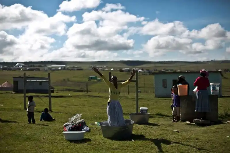 Donna sudafricana danza in onore a Mandela 