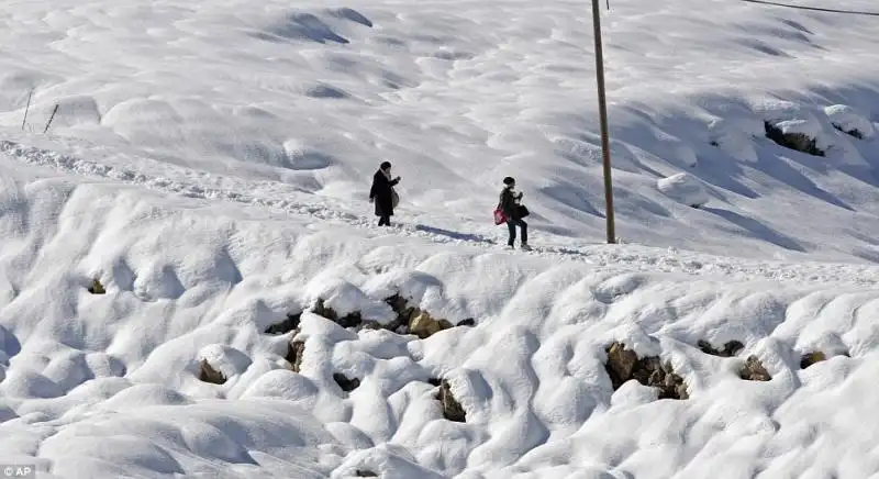 Donne palestinesi tentano di raggiungere la loro casa a Nablus 