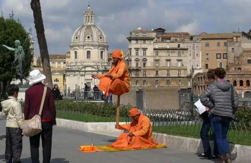 finti fachiri a via dei fori imperiali a roma 