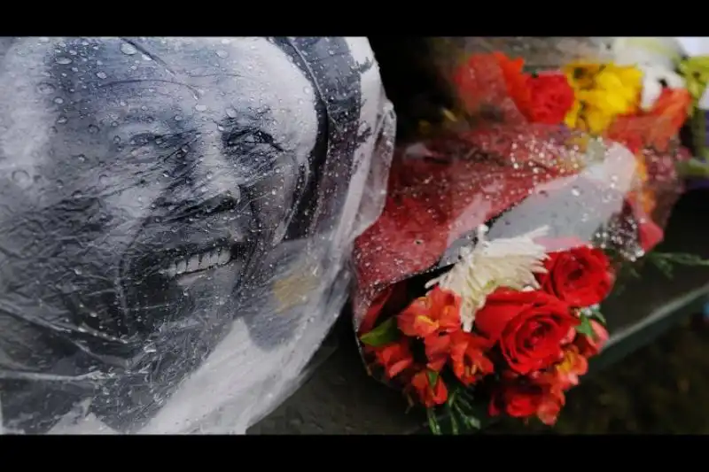 FIORI SOTTO LA STATUA DI MANDELA A WASHINGTON 