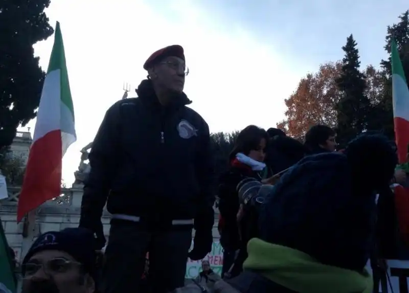 FORCONI E CASAPOUND A PIAZZA DEL POPOLO UNO IN TENUTA MILITARE FOTO GUIDO RUOTOLO 