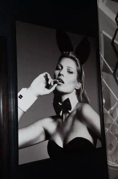 FOTO KATE MOSS CONIGLIETTA 