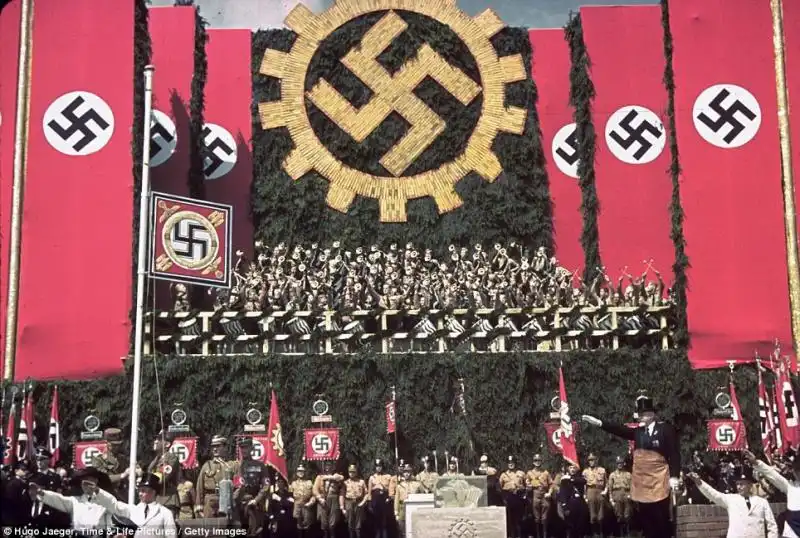 LE FOTO DEL NAZISMO A COLORI 