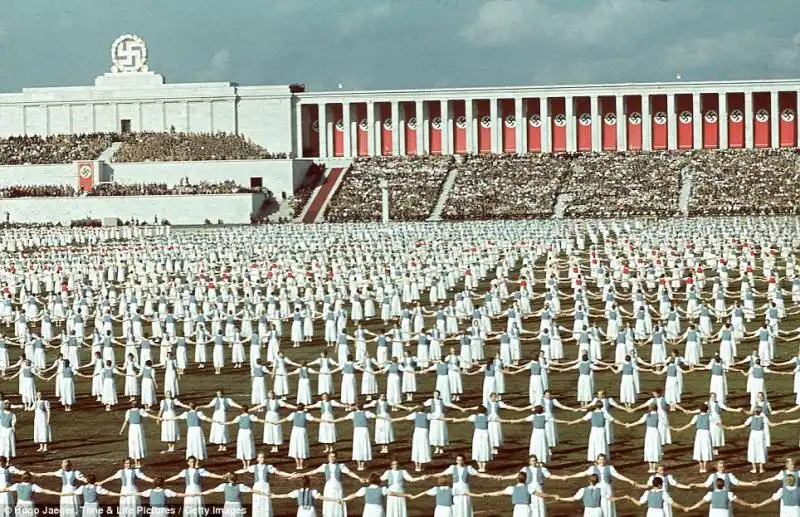 LE FOTO DEL NAZISMO A COLORI 