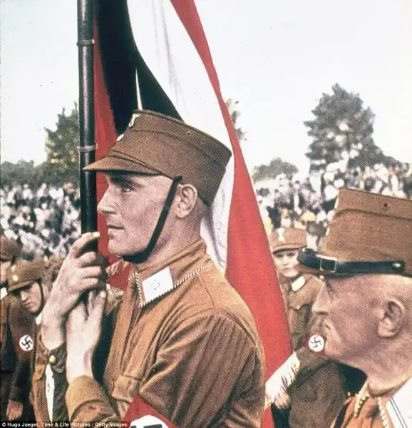 LE FOTO DEL NAZISMO A COLORI 