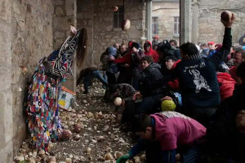 GENTE TIRA LE RAPE DURANTE IL FESTIVAL DI JARRAMPLAS IN SPAGNA 