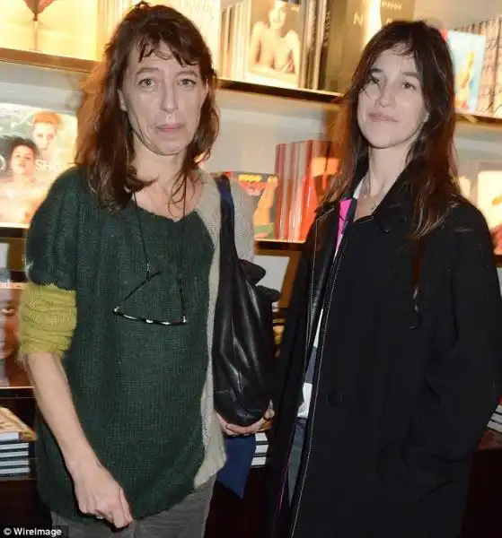 KATE BARRY CON LA SORELLASTRA CHARLOTTE GAINSBOURG article A BD C x 